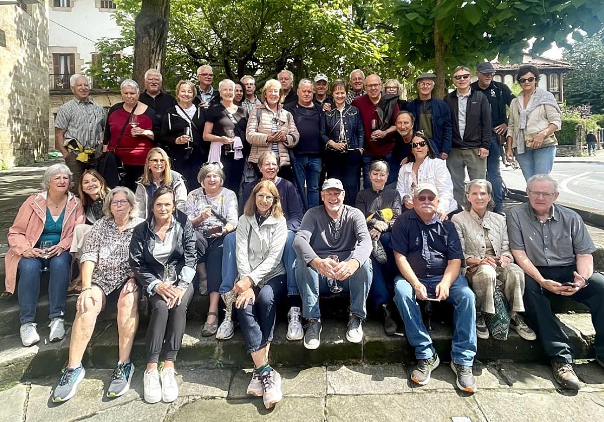 Una treintena de estadounidenses que vinieron a estudiar a Oñati en 1974 (media docena echaron raíces aquí) disfrutando ayer de un animado pintxo-pote repleto de anécdotas y recuerdos.
