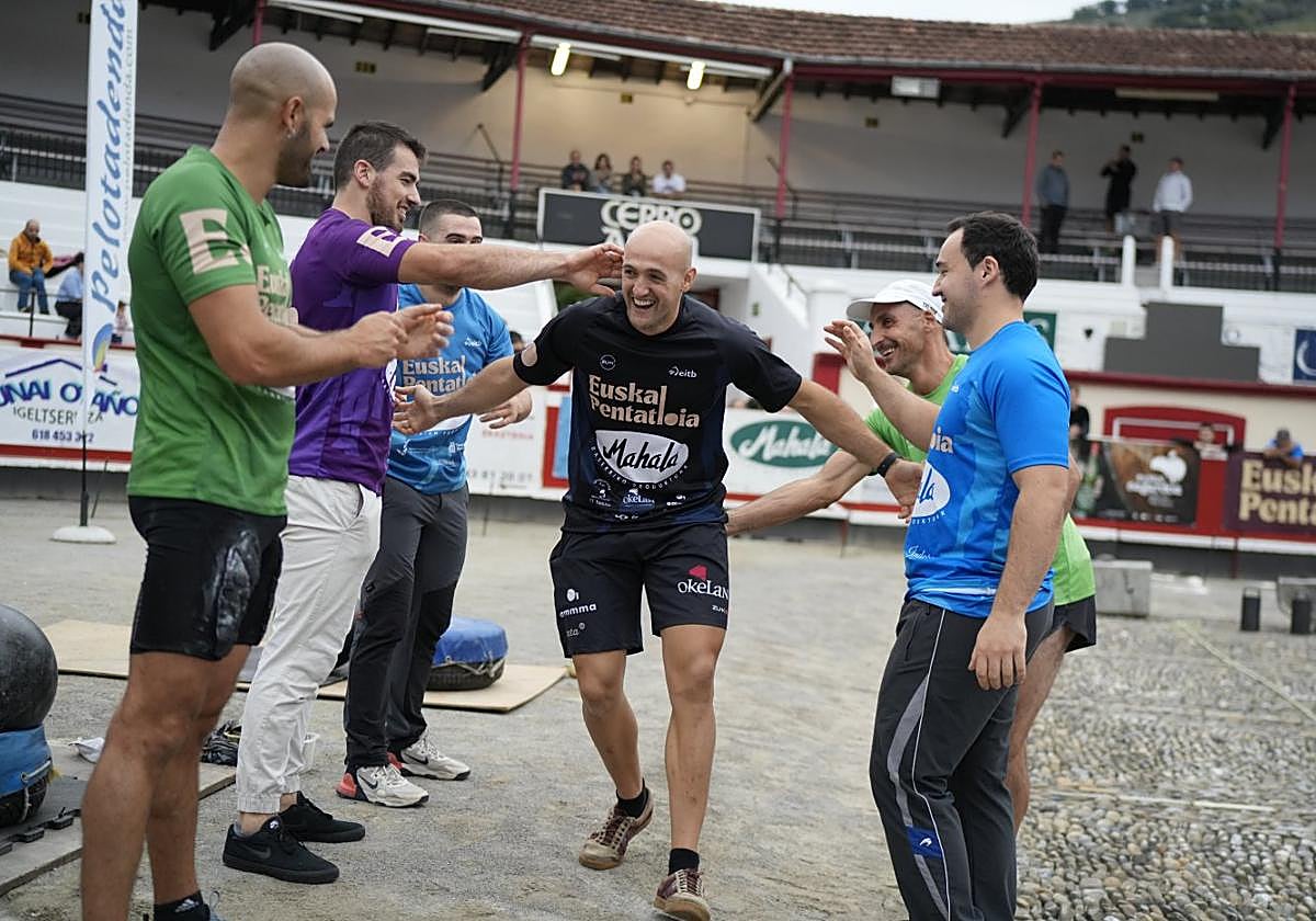Andoni Iruretagoiena 'Izeta VI' es felicitado por sus compañeros.