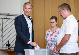 El líder de extrema derecha de AFD, Bjoern Hoecke, vota en Turingia.