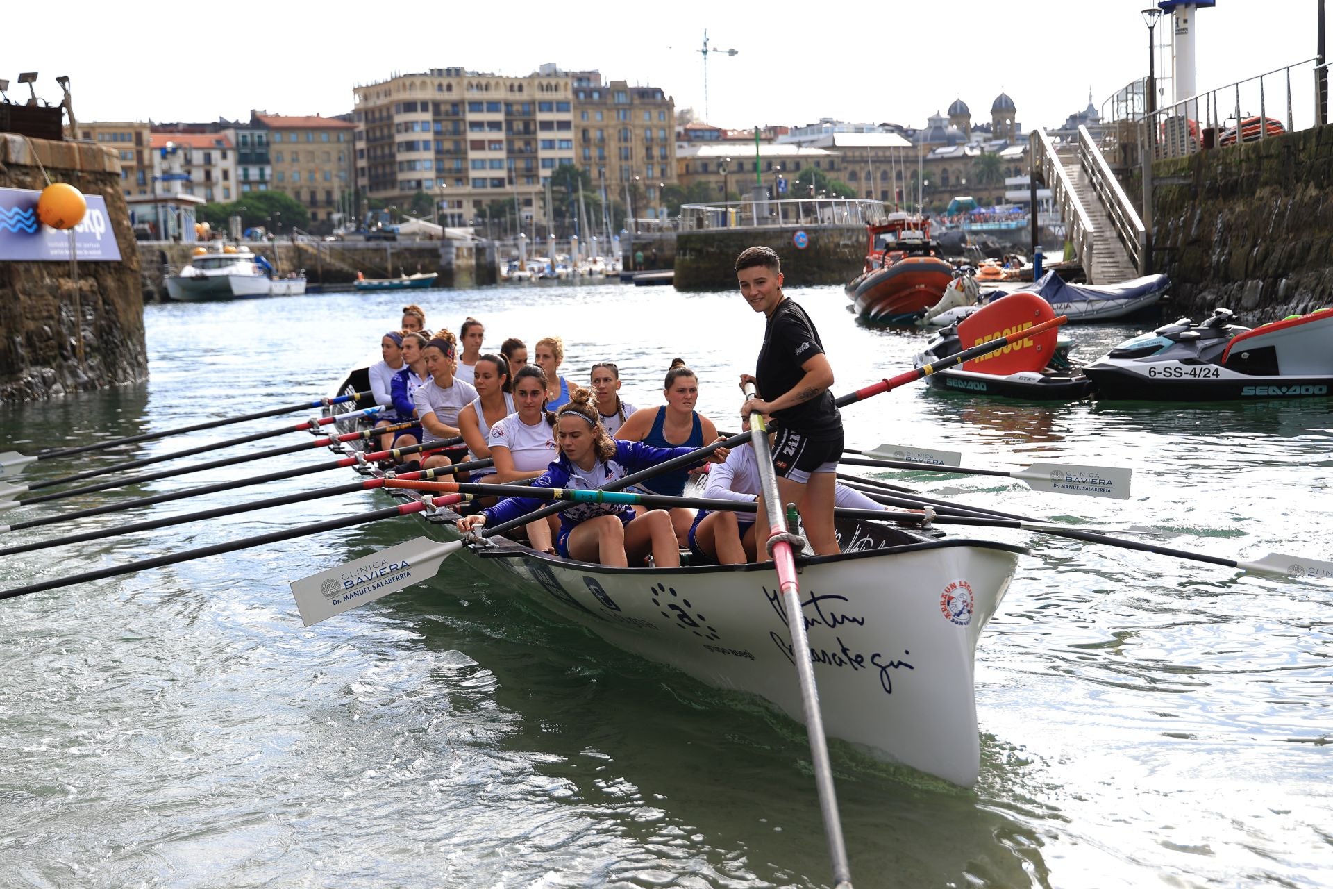 Arraun Lagunak antes del último entrenamiento en la Lugañene ayer en Donostia.