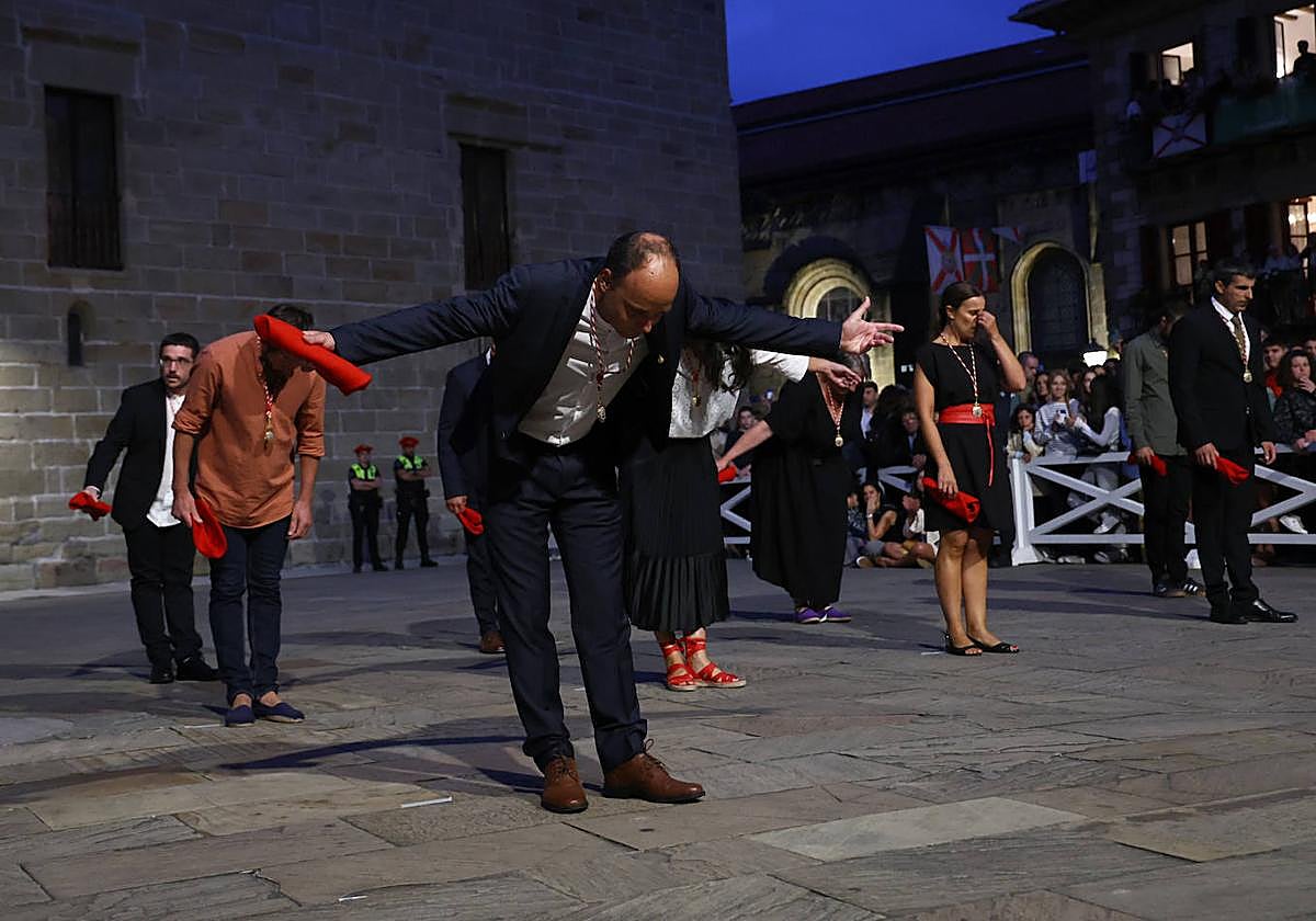 El alcalde, Igor Enparan, realiza una reverencia mientras María Serrano, concejala del PNV, se lleva las manos a la cara mientras llora.