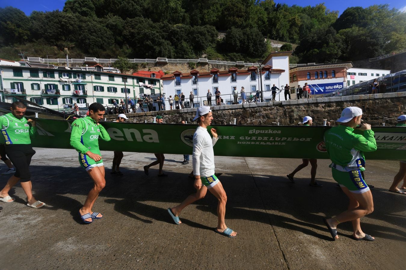 Las traineras calientan motores antes de la batalla en La Concha