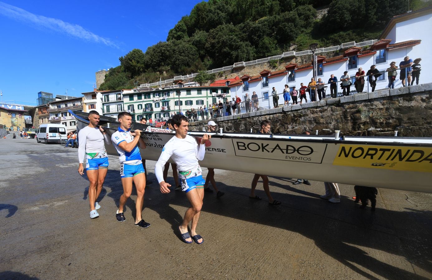 Las traineras calientan motores antes de la batalla en La Concha