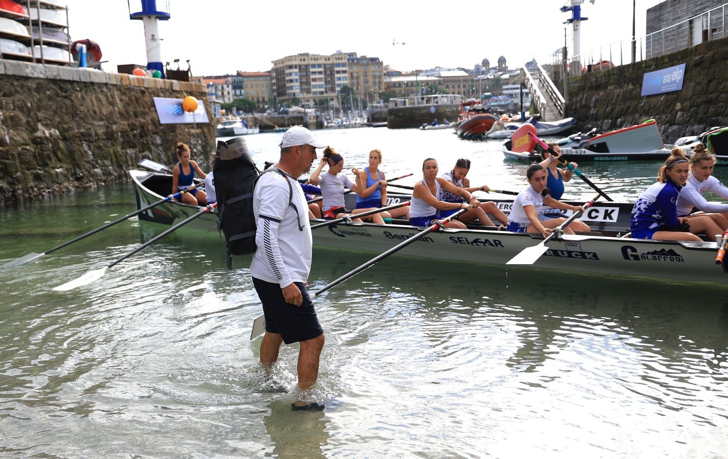 Las traineras calientan motores antes de la batalla en La Concha