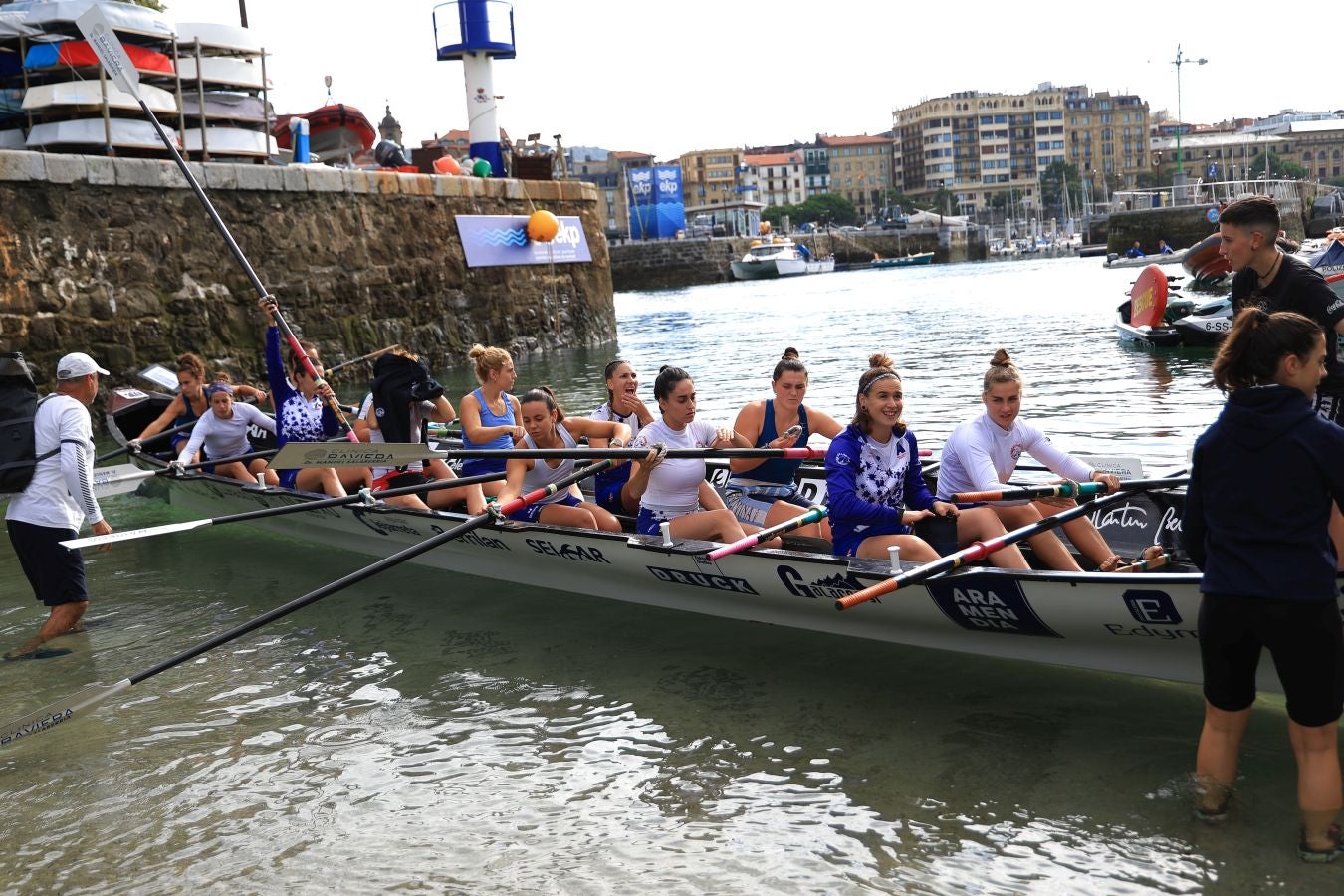 Las traineras calientan motores antes de la batalla en La Concha