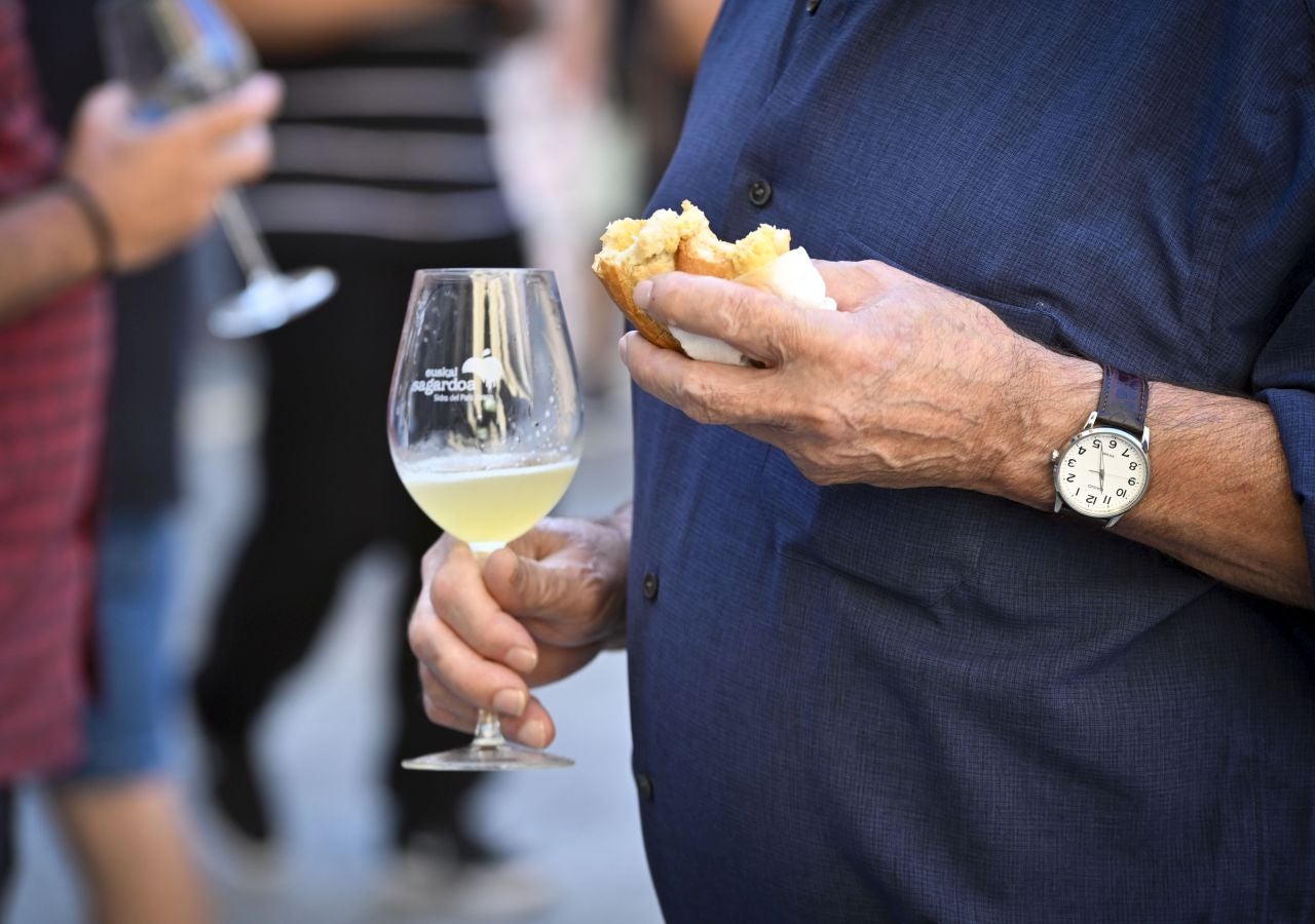 Gran ambiente en el Sagardo Eguna de Donostia