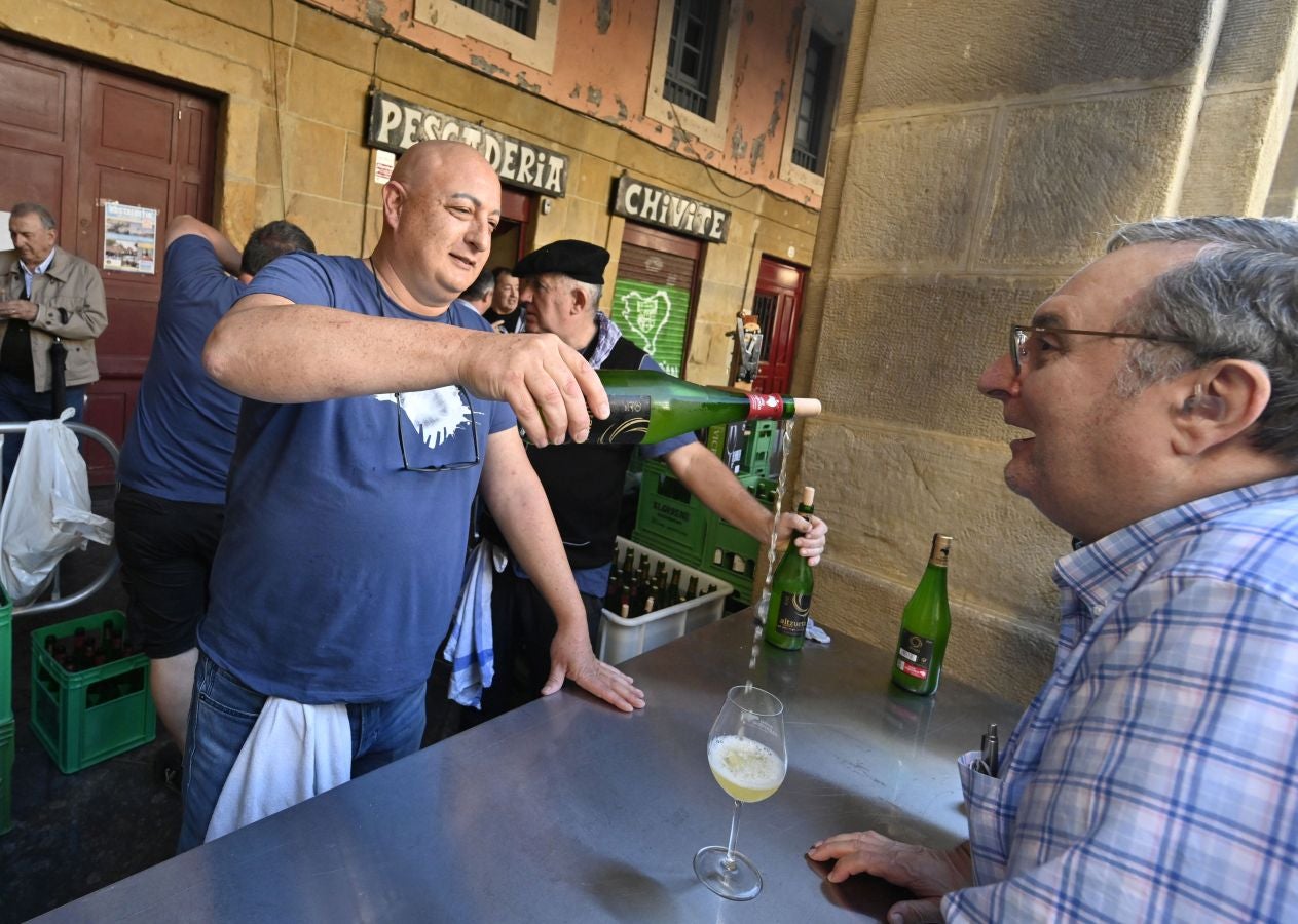 Gran ambiente en el Sagardo Eguna de Donostia