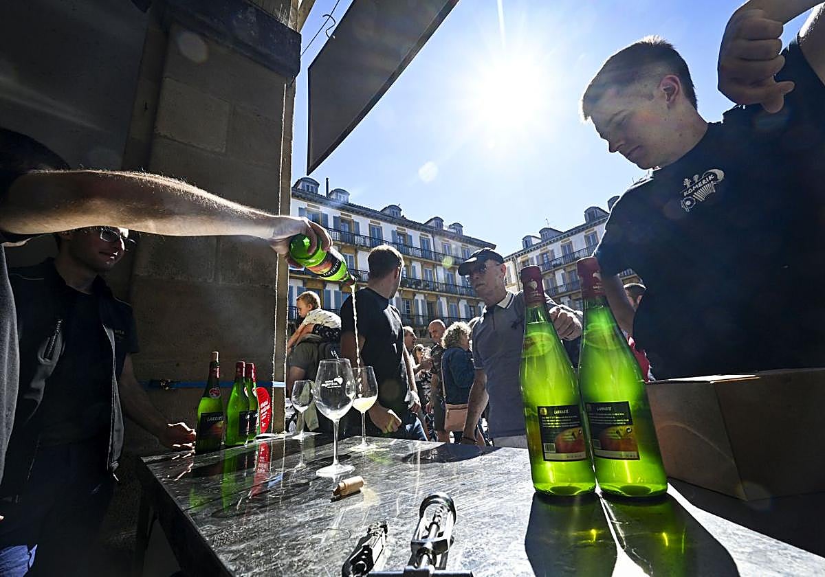Multitud de personas han disfrutado de las mejores sidras guipuzcoanas en la plaza de la Constitución de Donostia.