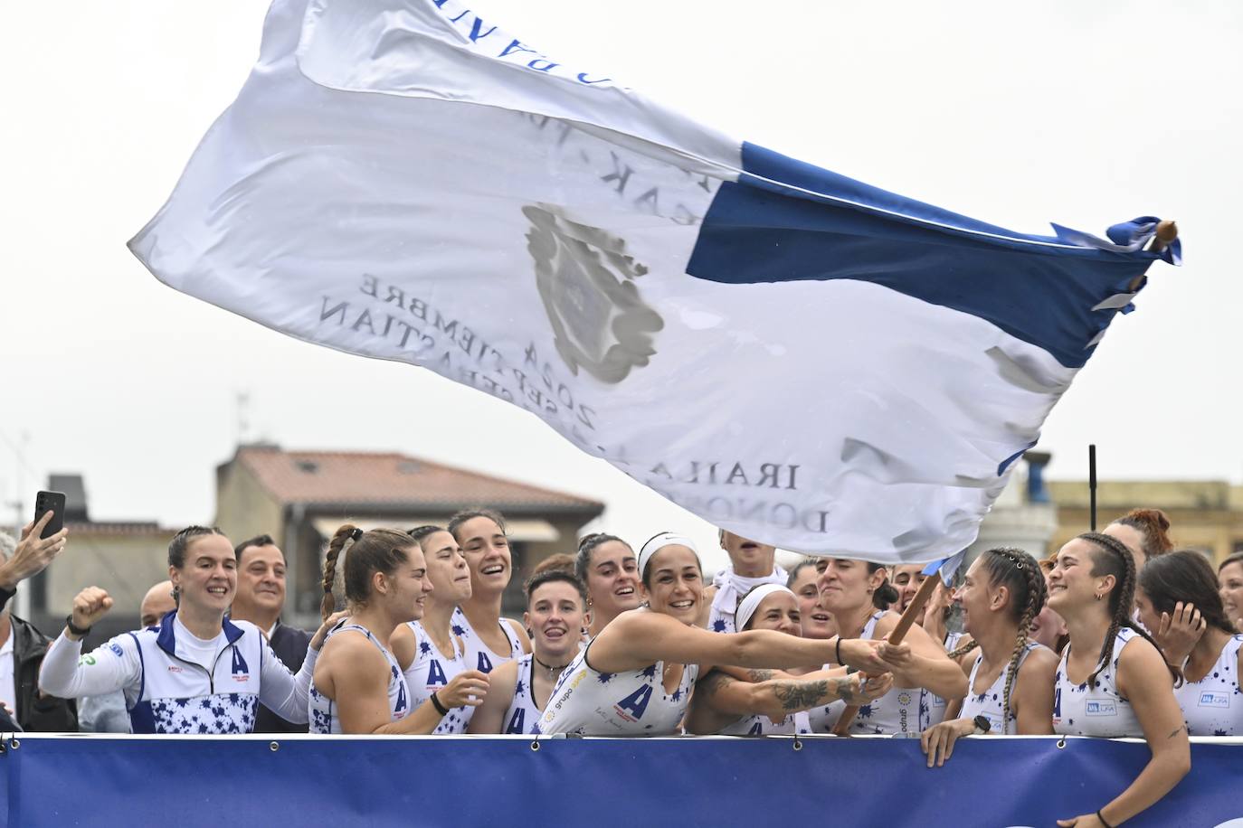 Arraun Lagunak logra su tercera Bandera de La Concha