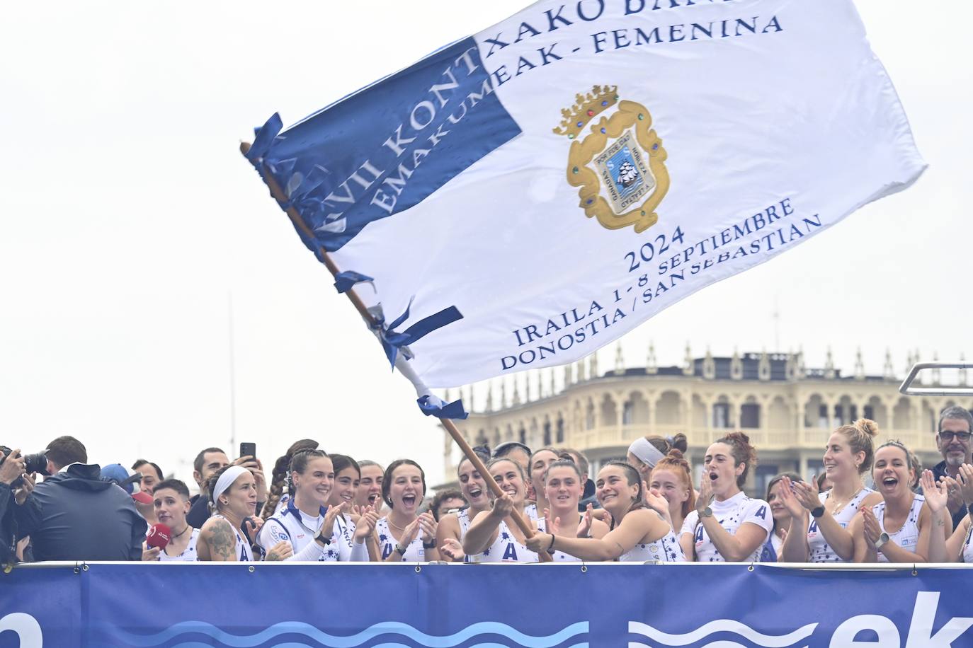 Arraun Lagunak logra su tercera Bandera de La Concha