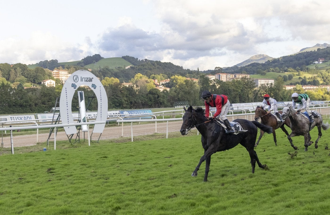 'El Caney' bate a 'Shelby' y 'Mandalorian' en el espejo de meta, ayer en el hipódromo de San Sebastián.