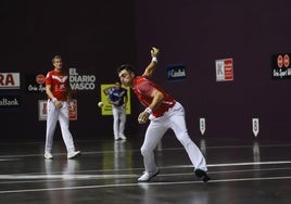 Peio Etxeberria arma el brazo para efectuar un saque ayer en Arrasate. Detrás, Mariezkurrena e Imaz.