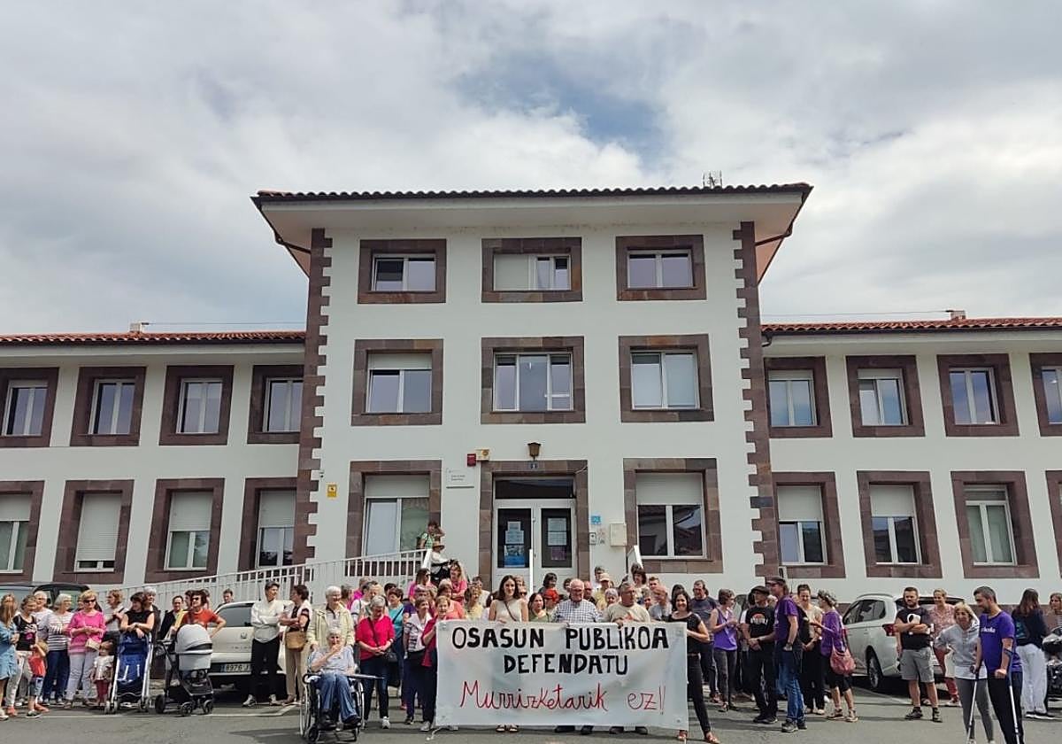 Concentración anterior ante el Centro de Salud de Elizondo.