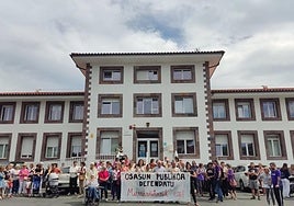 Concentración anterior ante el Centro de Salud de Elizondo.