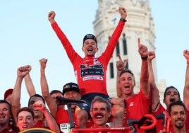 Primoz Roglic celebra con el equipo Bora su triunfo en la Vuelta, este domingo en Madrid.