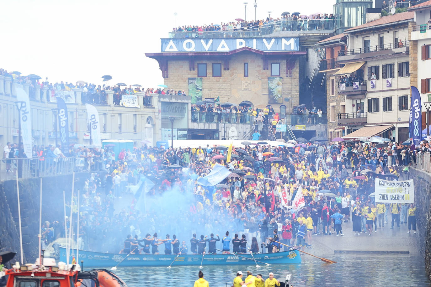 Fiesta multicolor en el muelle