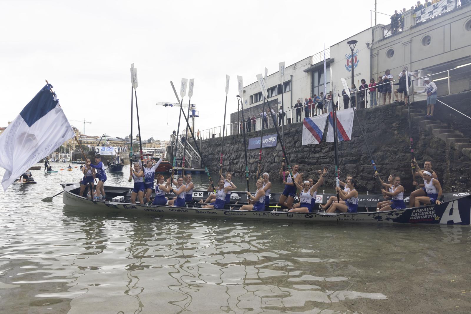 Arraun Lagunak logra su tercera Bandera de La Concha