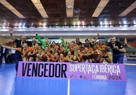 Las jugadoras del Super Amara Bera Bera celebran el título.