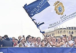 Arraun Lagunak celebra la victoria en la bandera de La Concha.
