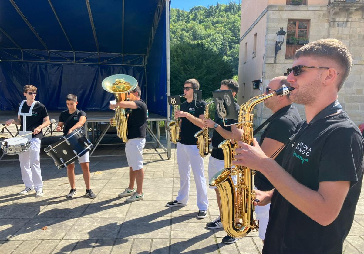 La música de la txaranga animó el fin de semana en el que los vecinos aprovecharon para reunirse.