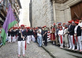 Jaizkibel desfila por delante de las autoridades