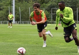 Aritz Elustondo corre a intentar defender a Becker en un lance del entrenamiento del lunes en Zubieta