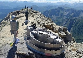 El buzón de la cima, una figura de San Francisco Javier y la maqueta de su castillo les aguardan.