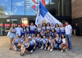 Remeras, cuadro técnico y directivos posan en la entrada del centro comercial Garbera.