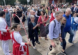 La delegación americana llegó escoltada por Oñatiko Musika Banda y Oñatz, y tras pasar por un pasillo de honor, fue recibida en la escalinata de Eltzia por las autoridades.