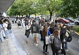 Estudiantes guipuzcoanos se agolpan a las puertas de la universidad antes del examen de Selectividad.