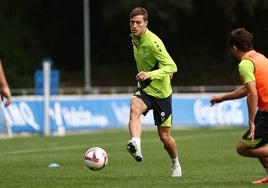 Sucic golpea el balón en el entrenamiento de este martes