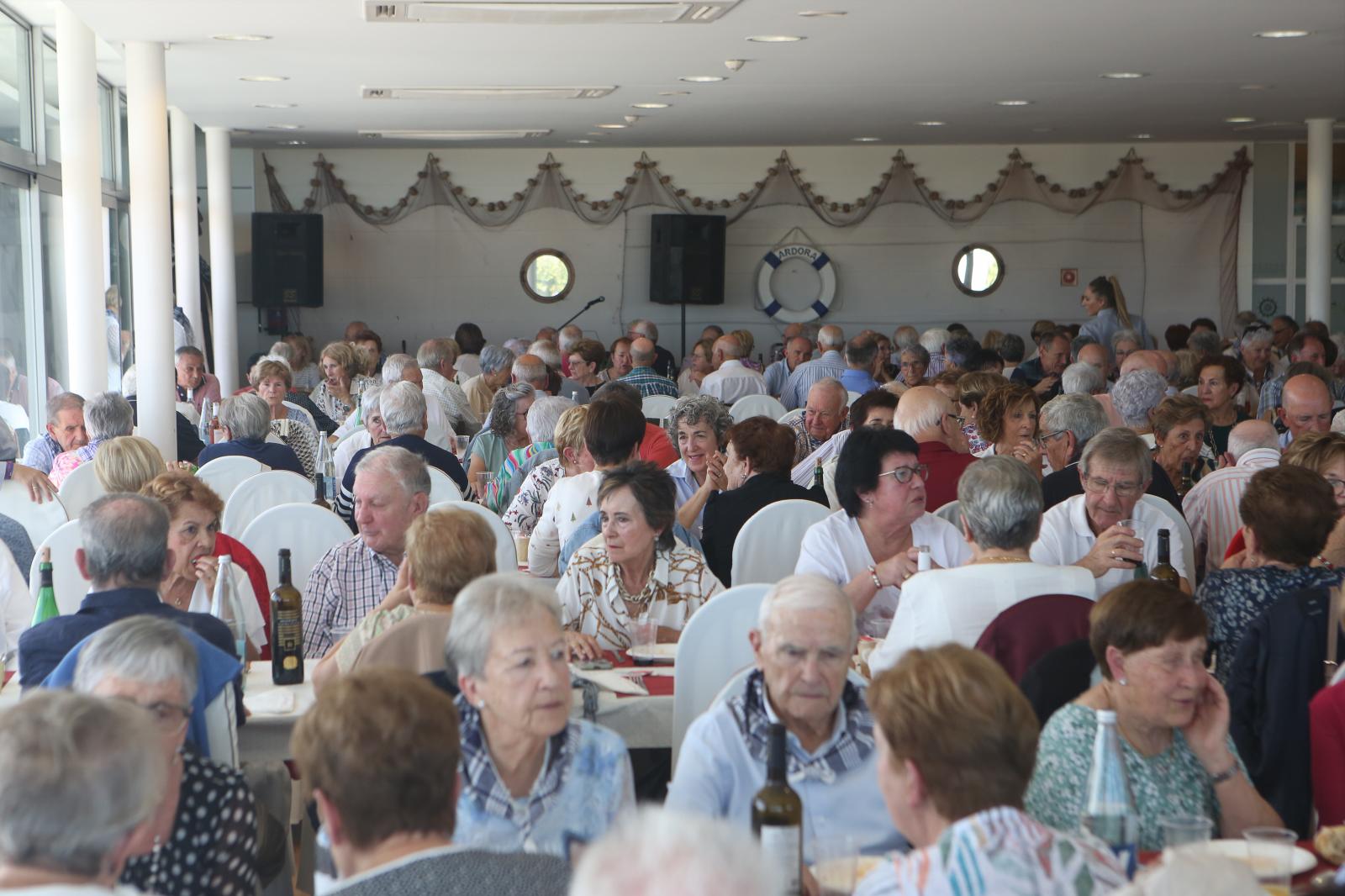 Buen ambiente en la comida de las cuadrillas y la de los jubilados