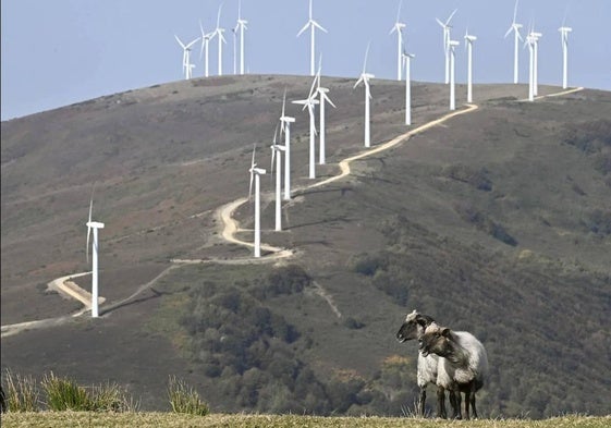 Molinos de viento en el parque eólico de Iberdrola en Elgea-Urkilla.