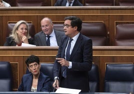 El ministro para la Transformación Digital y Función Pública, Óscar López, responde a Oskar Matute en la sesión de control del Congreso de los Diputados.