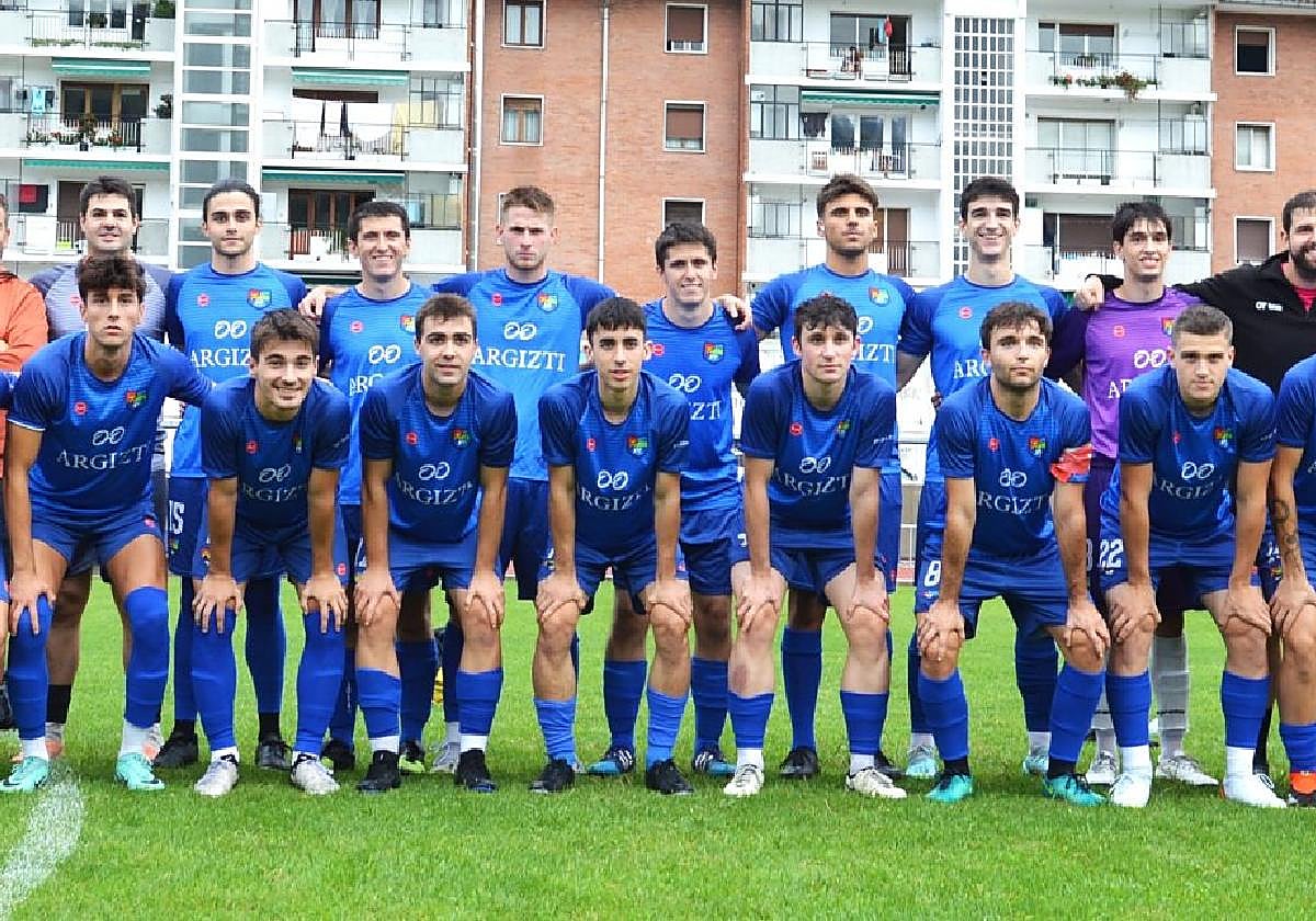 Jugadores, integrantes del cuerpo técnico y del equipo directivo, posan en Berazubi al comienzo del partido de pretemporada frente al Euskalduna de Andoain.
