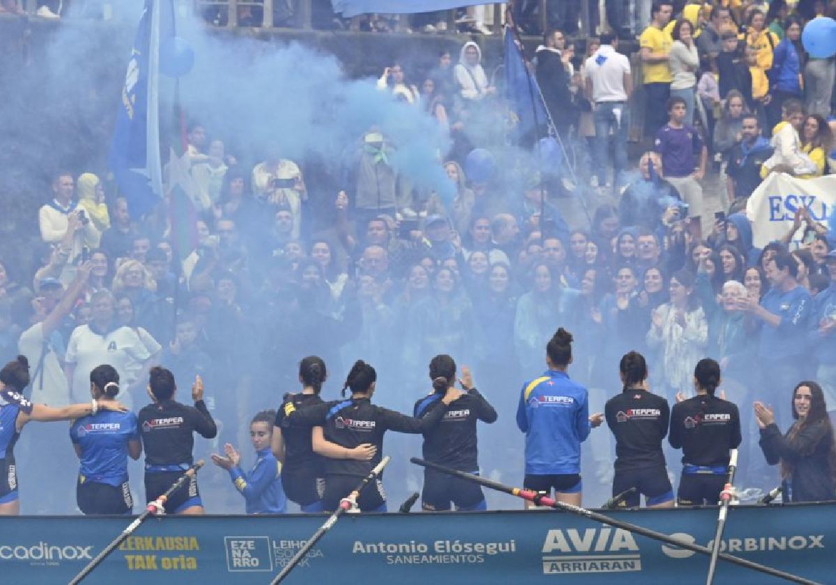 Momento de la celebración y ovación de la afición urdiña a las remeras tras finalizar la jornada del pasado domingo, en el muelle donostiarra.