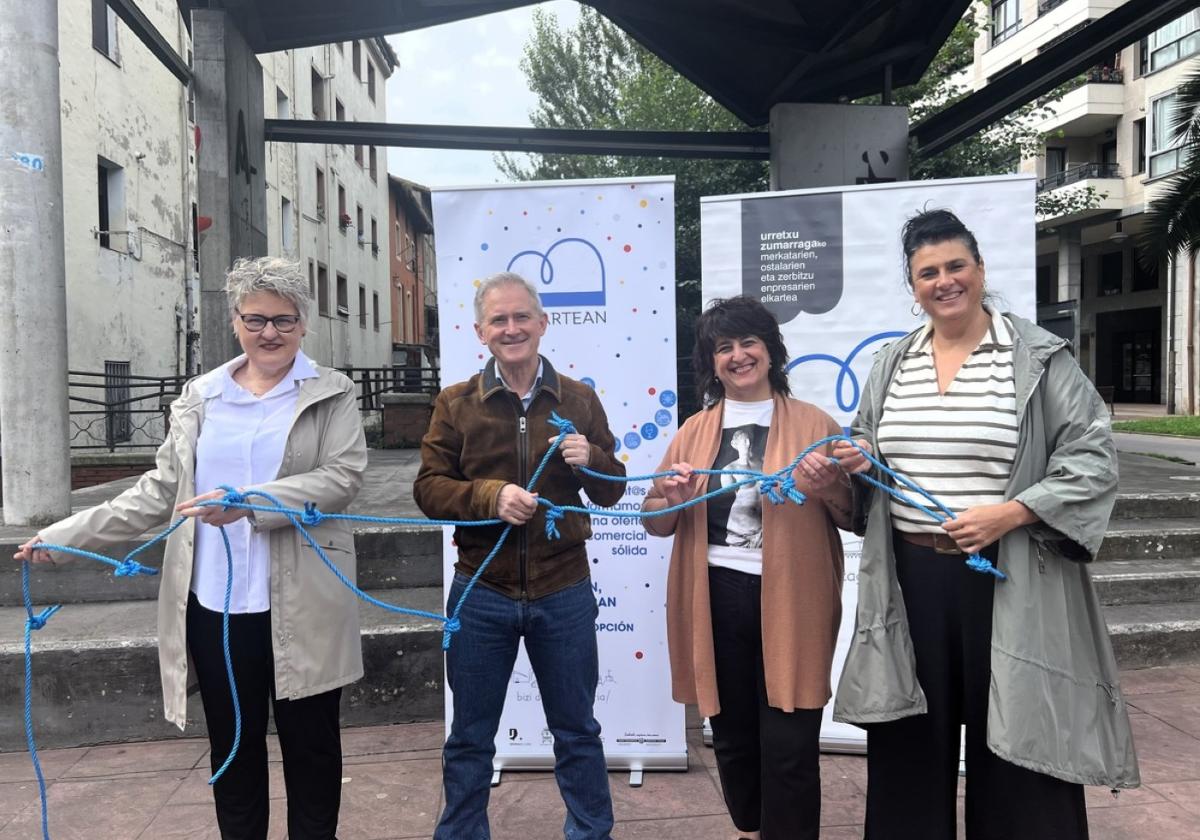 Componentes de Bi-Tartean, Jon Luqui y Rosa Maiza, con la cuerda azul que protagoniza la nueva campaña.