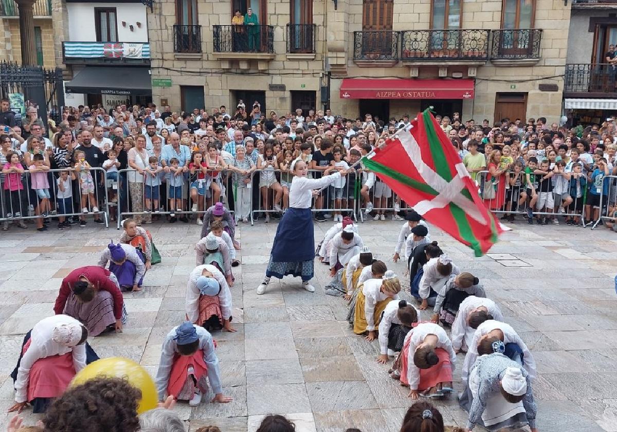 El inicio de las fiestas de Santakrutz del año pasado en la plaza.