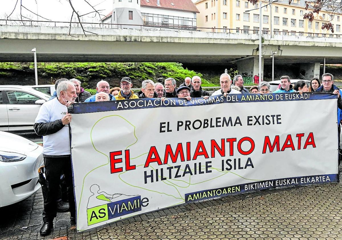 Miembros de la asociación vasca de víctimas del amianto protestan frente a la sede de la Seguridad Social en Donostia.