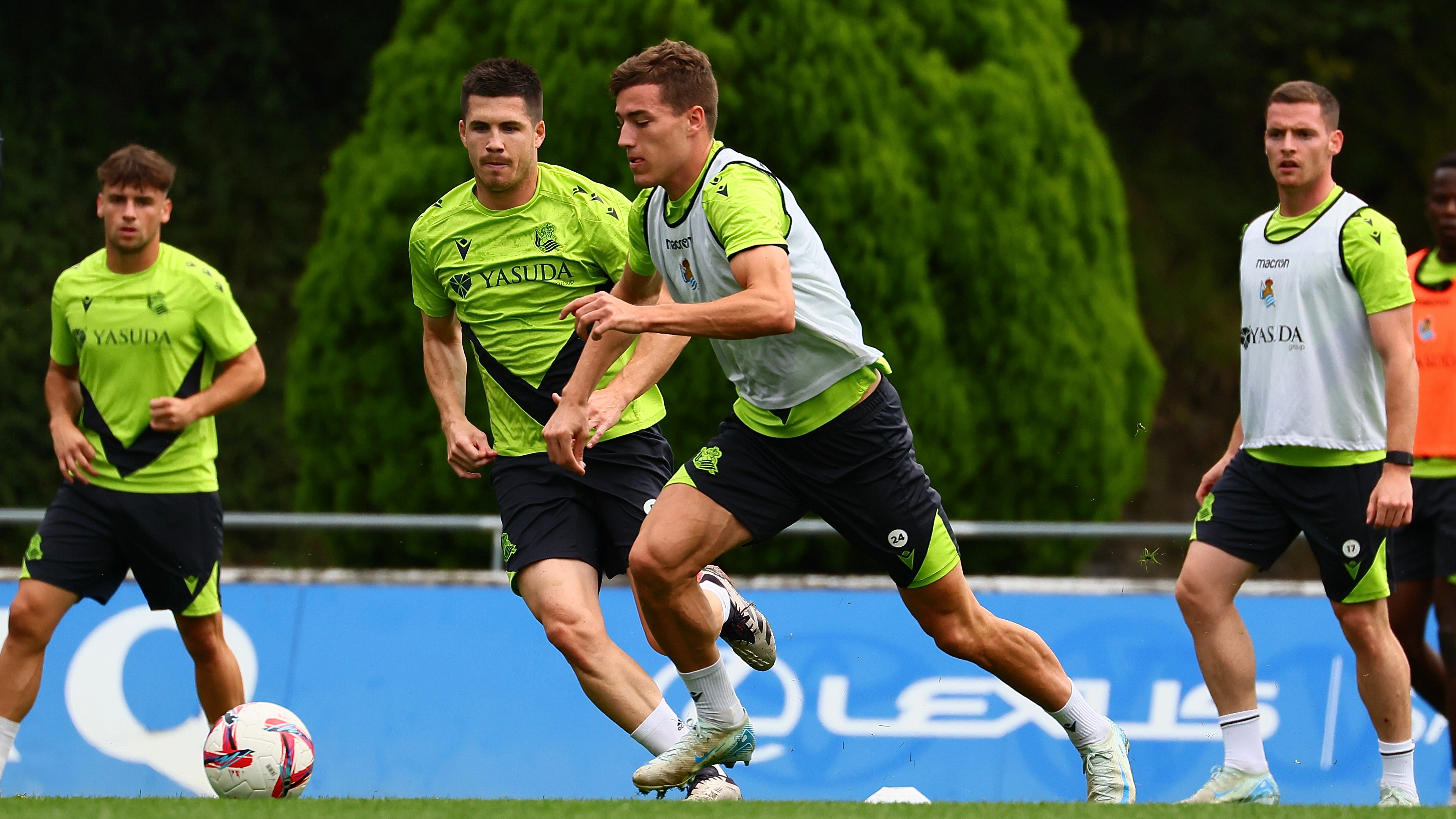 Oskarsson, Aguerd y Barrene enriquecen el entrenamiento