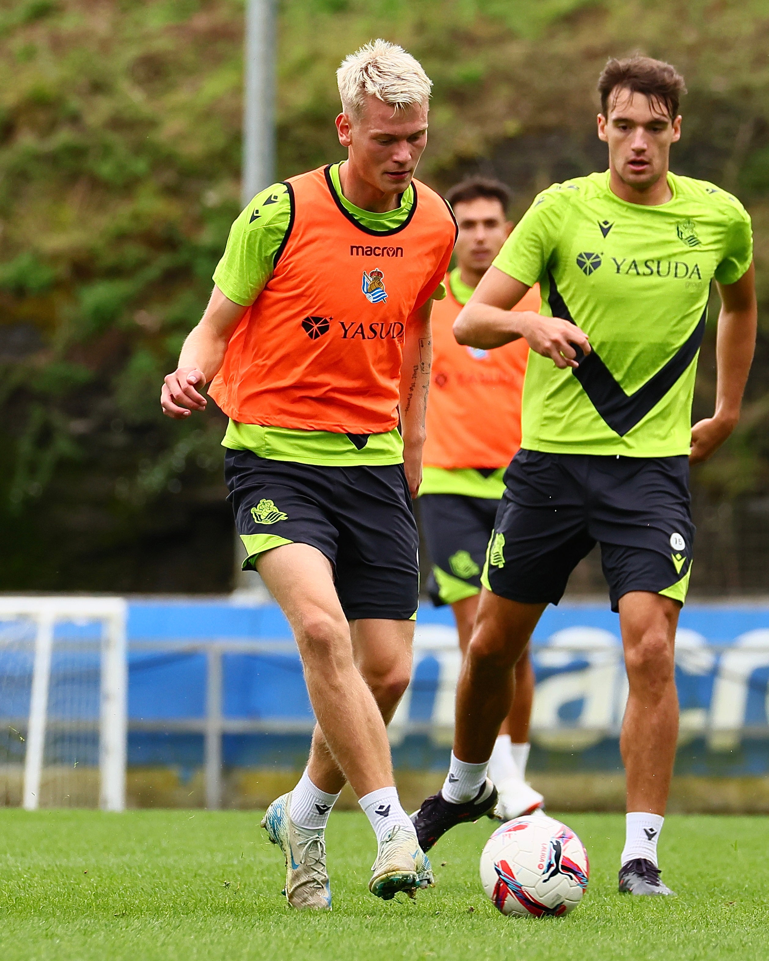 Oskarsson, Aguerd y Barrene enriquecen el entrenamiento