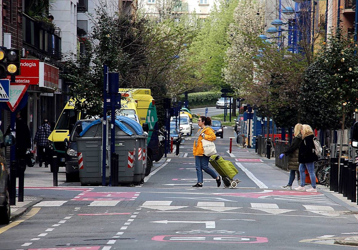 Varias mujeres cruzan un paso de cebra en una céntrica calle de Errenteria.