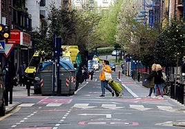 Varias mujeres cruzan un paso de cebra en una céntrica calle de Errenteria.