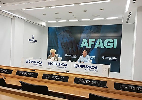 La diputada de Cuidados y Políticas Sociales, Maite Peña, y el presidente de Afagi, Iñaki Olalde.