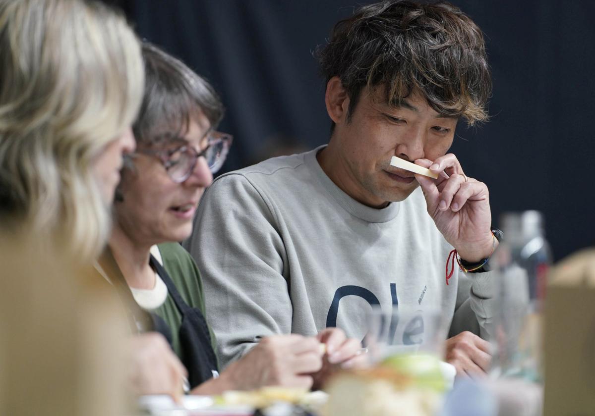 Yoshitsugu Yamamoto catando el queso Idiziabal en el concurso de este miércoles en Ordizia.