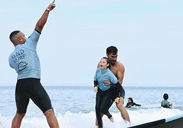 Zarauzko olatuetaz gozatzeko aukera dute partaideek.