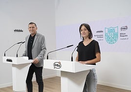 El coordinador general de EH Bildu, Arnaldo Otegi, y la portavoz de EH Bai en Iparralde, Mathilde Hary.