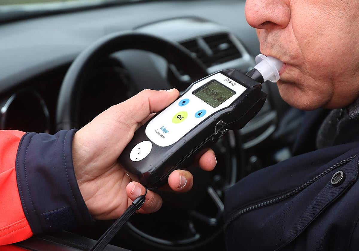 Un hombre realiza el control de alcoholemia en un control policial.