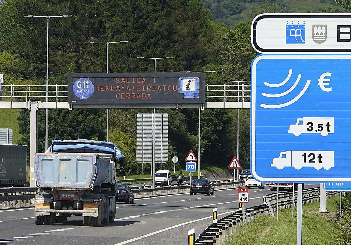 Camiones pasan bajo uno de los arcos de cobro del peaje para vehículos pesados de la N-I. Parte de ese dinero irá a movilidad sostenible.