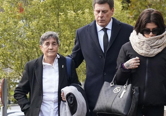 Blanca Estrella Ruiz, presidenta de la Asociación Clara Campoamor, en compañía del padre y la hermana de Diana Quer